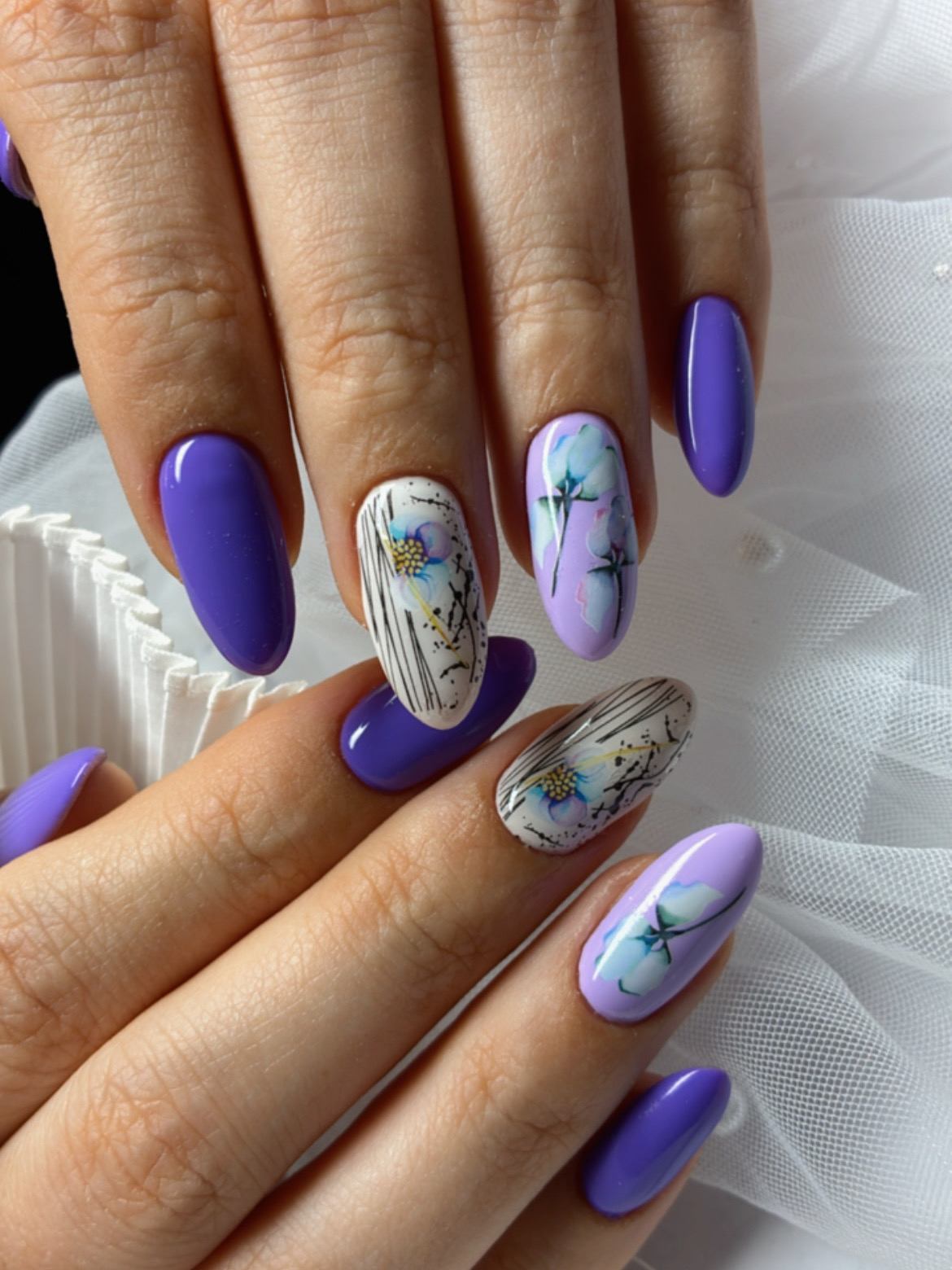 Nail art viola con motivo floreale