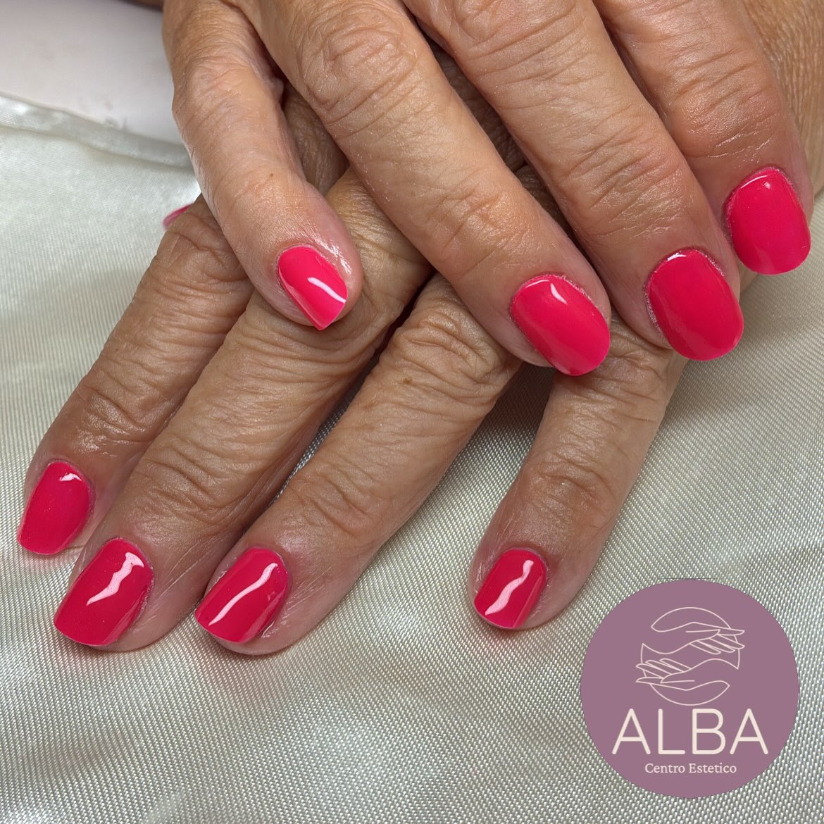 Manicure fucsia realizzata da Alba Centro Estetico